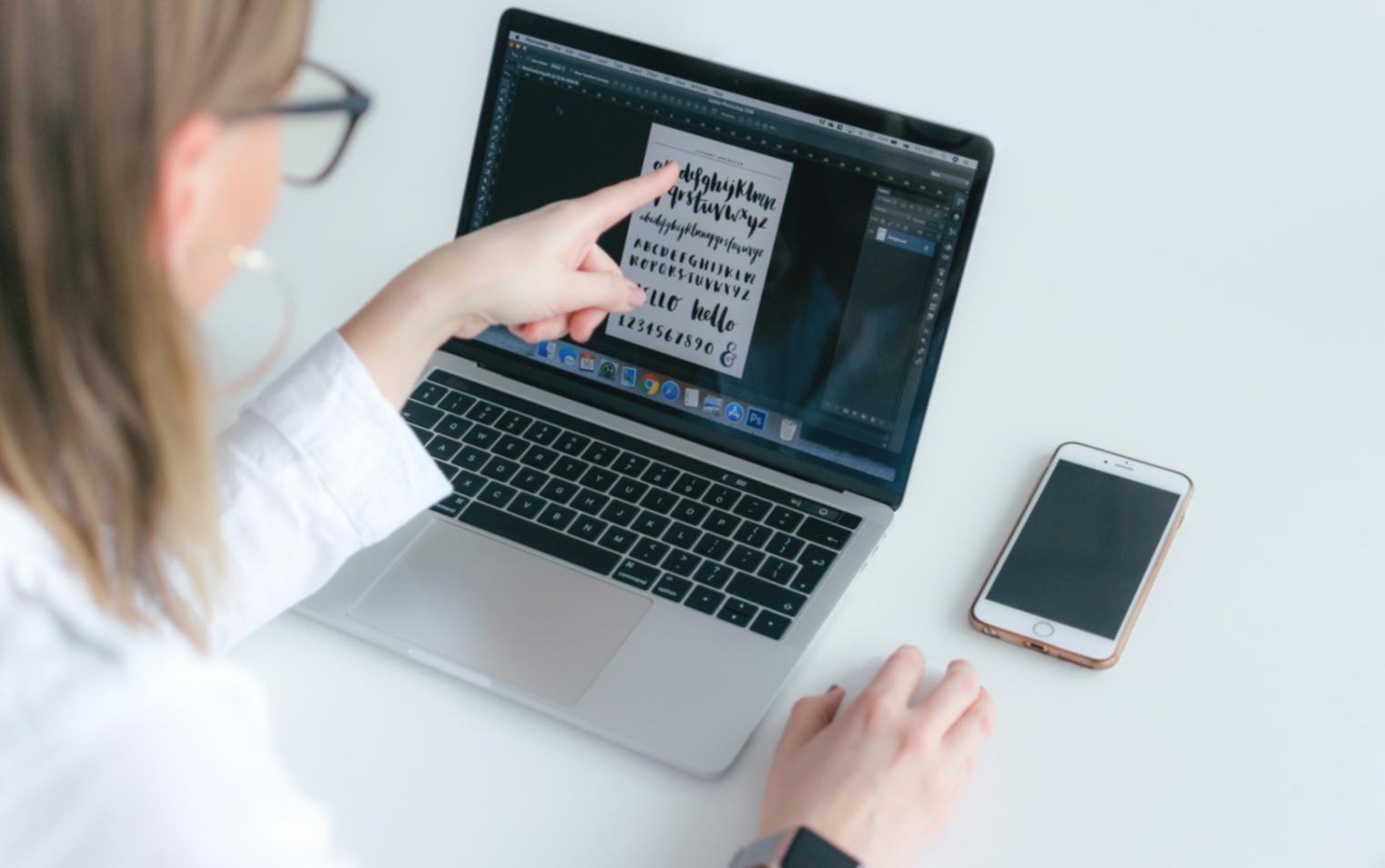 Team di lavoro durante una sessione di pianificazione budget
