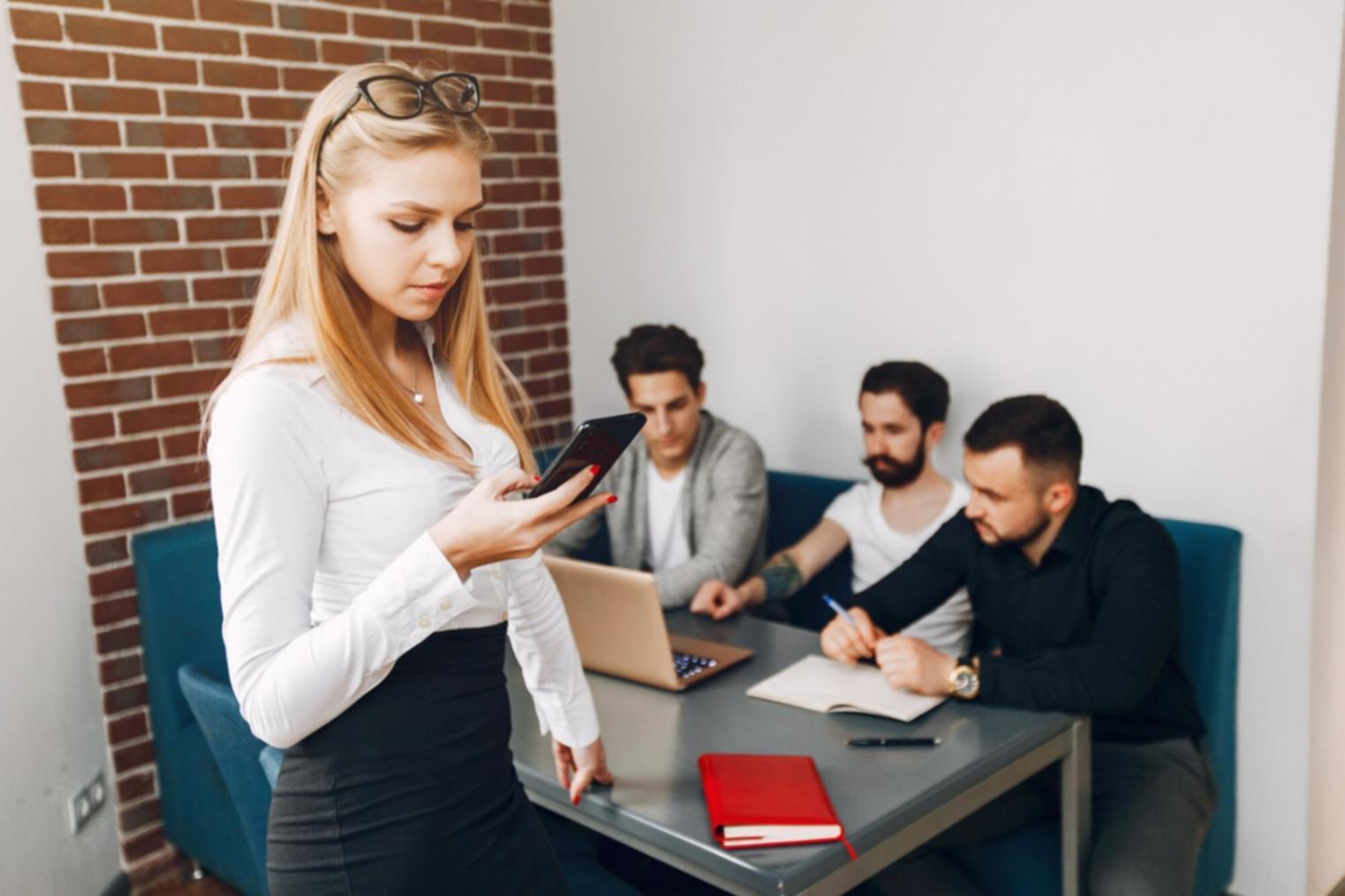 Tavolo di lavoro con materiali di pianificazione e grafici di monitoraggio costi
